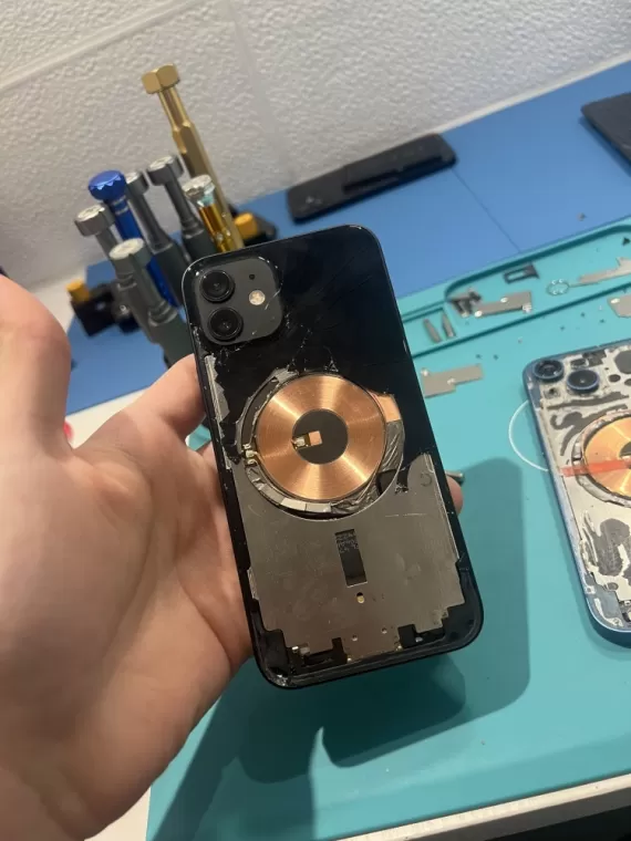 Réparation vitre arrière iPhone à Dax , Dax, SOS Phone